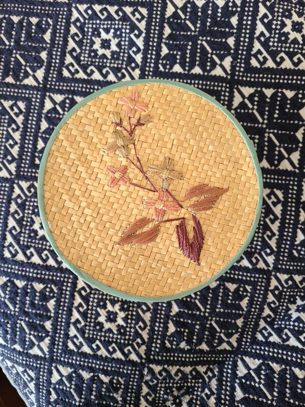 Wicker basket with lid